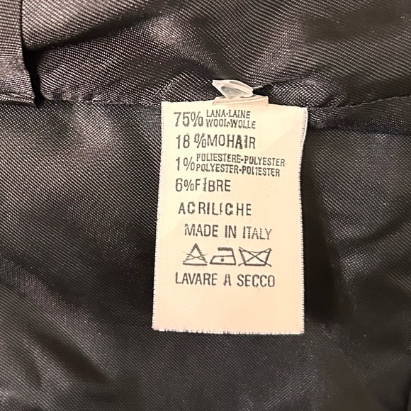 LA DIFFERENCE Cropped Jacket
Monte Carlo
Made in Italy
Size 4/6 - Picture 12 of 14